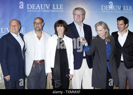 (Von L nach R) Produzent Laurence Mark, Schauspieler Stanley Tucci, Direktor Nora Efron, nicht identifizierte, Schauspielerin Meryl Streep und Schauspieler Chris Messina kommen an einem Fotoshooting für den Film "Julie & Julia", die im Rahmen der 35. Tagung der American Film Festival von Deauville in Deauville, Frankreich Am 5. September 2009. UPI/David Silpa Stockfoto