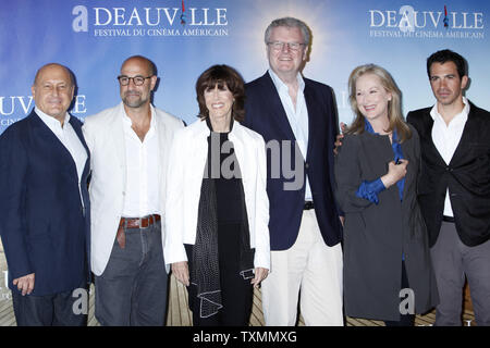 (Von L nach R) Produzent Laurence Mark, Schauspieler Stanley Tucci, Direktor Nora Efron, nicht identifizierte, Schauspielerin Meryl Streep und Schauspieler Chris Messina kommen an einem Fotoshooting für den Film "Julie & Julia", die im Rahmen der 35. Tagung der American Film Festival von Deauville in Deauville, Frankreich Am 5. September 2009. UPI/David Silpa Stockfoto