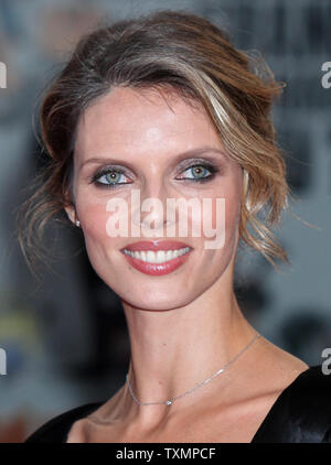 Sylvie Tellier, Miss Frankreich 2002, kommt auf dem roten Teppich vor der Vorführung des Films "Liebe und andere unmöglich Verfolgungen" während der 36 American Film Festival von Deauville in Deauville, Frankreich Am 8. September 2010. UPI/David Silpa Stockfoto