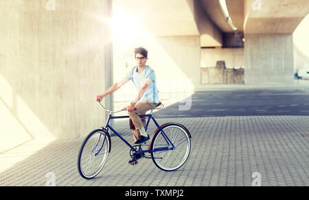 junge Hipster Mann reitet festen Gang Fahrrad Stockfoto