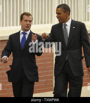 Us-Präsident Barack Obama (R) Wanderungen mit dem russischen Präsidenten Dmitri Medwedew, wie Sie auf dem G8-Gipfel in Deauville, Frankreich, am 26. Mai 2011 eintreffen. UPI Stockfoto