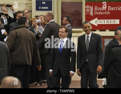 Us-Präsident Barack Obama (R) Wanderungen mit dem russischen Präsidenten Dmitri Medwedew, wie Sie auf dem G8-Gipfel in Deauville, Frankreich, 26. Mai 2011 eintreffen. UPI Stockfoto