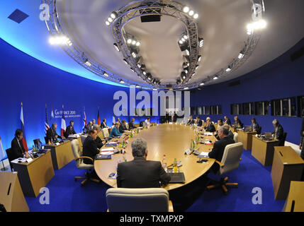 Staatschefs sammeln für ein Gespräch am runden Tisch auf dem G8-Gipfel in Deauville, Frankreich, 26. Mai 2011. UPI Stockfoto