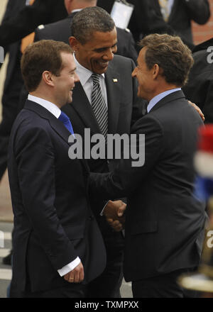 Us-Präsident Barack Obama (C) plaudert mit dem französischen Präsidenten Nicolas Sarkozy (R) und der russische Präsident Dmitri Medwedew, wie Sie auf dem G8-Gipfel in Deauville, Frankreich, 26. Mai 2011 eintreffen. UPI Stockfoto