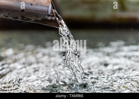 Reinigung Brunnen in Kyoto, Japan mit laufendem Wasser vom Auswurfkrümmer Wasserhahn Stockfoto