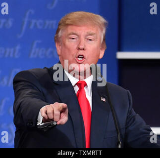 Der republikanische Präsidentschaftskandidat Donald Trump spricht während der Aussprache mit demokratischen Präsidentschaftskandidaten Hillary Clinton an der Universität von Nevada, Las Vegas (UNLV), in Las Vegas, Nevada am 19. Oktober 2016. Foto von Kevin Dietsch/UPI Stockfoto