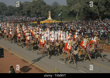 Soldaten der indischen Grenze Sicherheit Kraft (BSF) reiten auf Kamelen während der Republik Day Parade in Neu Delhi am 26. Januar 2007. Sicherheitskräfte waren in höchster Alarmbereitschaft in Indien am Freitag als der russische Präsident Wladimir Putin im Tag der Republik Feiern teilnimmt. (UPI Foto/Anatoli Zhdanov) Stockfoto