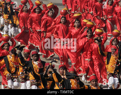 Schule Kinder führen einen Tanz in den Tag der Republik Parade in Neu Delhi am 26. Januar 2007. (UPI Foto/Anatoli Zhdanov) Stockfoto