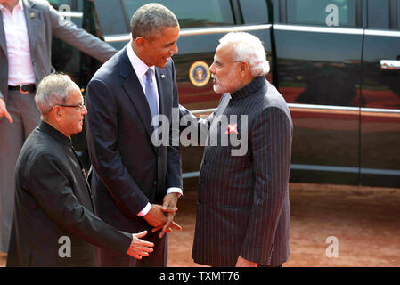 US-Präsident Barack Obama von Indiens Präsident, Shri Pranab Mukherjee (L) und Premierminister Shri Narendra Modi (R) zu einem feierlichen Empfang in den Vorplatz der Rashtrapati Bhawan in Neu Delhi, Indien begrüßte am 25. Januar 2015. Präsident Obama ist zu einem dreitägigen Besuch und wird der Ehrengast an Indiens Tag der Republik feiern werden. UPI Stockfoto