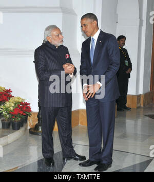 Premierminister Shri Narendra Modi (L) Chats mit US-Präsident Barack Obama bei Hyderabad House in Neu Delhi, Indien Am 25. Januar 2015. Präsident Obama ist zu einem dreitägigen Besuch und wird der Ehrengast an Indiens Tag der Republik feiern werden. UPI Stockfoto