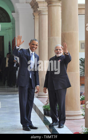 Premierminister Shri Narendra Modi (R) Wellen mit US-Präsident Barack Obama bei Hyderabad House in Neu Delhi, Indien Am 25. Januar 2015. Präsident Obama ist zu einem dreitägigen Besuch und wird der Ehrengast an Indiens Tag der Republik feiern werden. UPI Stockfoto