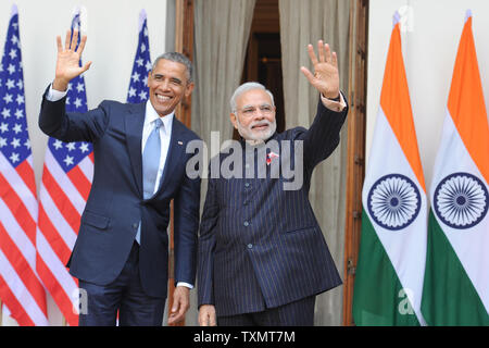 Indiens Premierminister Shri Narendra Modi (R), Wellen mit US-Präsident Barack Obama bei Hyderabad House in Neu Delhi, Indien Am 25. Januar 2015. Präsident Obama ist zu einem dreitägigen Besuch und wird der Ehrengast an Indiens Tag der Republik feiern werden. UPI Stockfoto