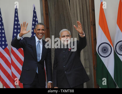 Indiens Premierminister Shri Narendra Modi und der US-Präsident Barack Obama winken Hyderbad Haus in Neu Delhi am 25. Januar 2015. Präsident Obama ist zu einem dreitägigen Besuch und wird der Ehrengast an Indiens Tag der Republik feiern werden. UPI Stockfoto