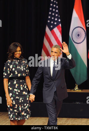 Us-Präsident Barack Obama und der First Lady Michelle Obama wave auf die Sammlung nach, eine Rede an Siri Fort Auditorium in Neu Delhi am Dienstag, 27. Januar 2015. Obama zum Abschluss seiner dreitägigen Besuch nach Indien und Links New Delhi für Saudi-arabien. UPI Stockfoto