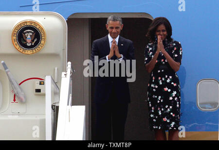 Us-Präsident Barack Obama und der First Lady Michelle Obama Geste, als sie board Air Force One in Neu Delhi nach einem dreitägigen Besuch am 27. Januar 2015 ab. Obama zum Abschluss seiner dreitägigen Besuch nach Indien und Links New Delhi für Saudi-arabien. UPI Stockfoto