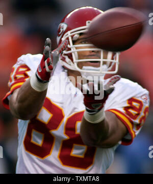 Kansas City Chiefs tight end Tony Gonzalez Hols in einem Pass während der Vorwärmungen vor dem Spiel gegen die Denver Broncos am Invesco Field in Denver, CO am 26. September 2005. (UPI Foto/Gary C. Caskey) Stockfoto