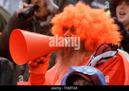 In allen - orange, ein Denver Broncos Ventilator cheers sein Team auf gegen die Washington Redskins at Invesco Field in Denver, Colorado, 9. Oktober 2005 geschmückt. Denver Schlag Washington 21-19. (UPI Foto/Gary C. Caskey) Stockfoto