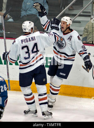 Edmonton Oilers linken Flügel Ryan Smyth (9) feiert seinen ersten Periode Ziel gegen die Colorado Avalanche mit Teamkollege Fernando Pisani (34) bei Pepsi Center in Denver, 14. November 2005. (UPI Foto/Gary C. Caskey) Stockfoto