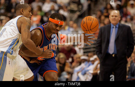 Denver Nuggets guard Earl Watson (L) Tipps die Kugel weg von New York Knicks guard Quentin Richardson (R) bei Pepsi Center in Denver, 18. November 2005. Denver beat New York 95-86. (UPI Foto/Gary C. Caskey) Stockfoto