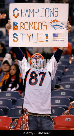 Ein Denver Broncos Ventilator cheers seine Mannschaft, wie sie Vorwärmungen beginnen vor dem Spielen die New England Patriots in der AFC Teilungsendspielspiel bei Invesco Field in Denver am 14. Januar 2006. Der Lüfter die Broncos die Patrioten 27-13 schlagen auf die AFC Championship Game zu beobachten. (UPI Foto/Gary C. Caskey) Stockfoto