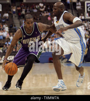Milwaukee Bucks Michael Redd (L) Antriebe gegen neu Denver Nuggets Ruben Patterson (R) bei der Pepsi Center in Denver, 27. Februar 2006 erworben. Redd zählte 24 Punkte wie Milwaukee beat Denver 110-89. (UPI Foto/Gary C. Caskey) Stockfoto