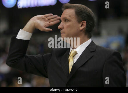 Detroit Pistons Head Coach Flip Saunders Gesten während Kolben 98-87 Verlust der Denver Nuggets im Pepsi Center in Denver, 1. März 2006. (UPI Foto/Gary C. Caskey) Stockfoto