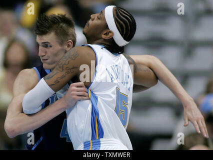 Utah Jazz forward Andrei Kirilenko (L) kämpfen um Position nach vorne gegen die Denver Nuggets Carmelo Anthony (R) bei der Pepsi Center in Denver, 29. März 2006. Utah Schlag Denver 115-104. (UPI Foto/Gary C. Caskey) Stockfoto