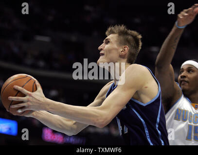 Utah Jazz forward Andrei Kirilenko (L) an der Denver Nuggets Carmelo Anthony vorwärts (R) bei der Pepsi Center in Denver, 29. März 2006. Utah Schlag Denver 115-104. (UPI Foto/Gary C. Caskey) Stockfoto