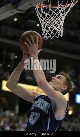 Utah Jazz forward Andrei Kirilenko Kerben gegen die Denver Nuggets in der Pepsi Center in Denver, 29. März 2006. Utah Schlag Denver 115-104. (UPI Foto/Gary C. Caskey) Stockfoto