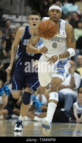 Denver Nuggets forward Kenyon Martin (R) bewegt die Kugel upcourt schleppte durch Utah Jazz forward Andrei Kirilenko in der Pepsi Center in Denver, 29. März 2006. Utah Schlag Denver 115-104. (UPI Foto/Gary C. Caskey) Stockfoto