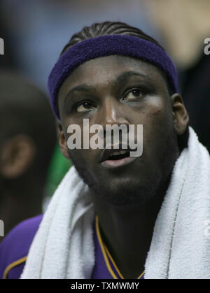 Los Angeles Lakers vorwärts Kwame Brown sieht auf die Anzeigetafel während der Lakers 110-108 Überstunden Verlust der Denver Nuggets im Pepsi Center in Denver, April 6, 2006. (UPI Foto/Gary C. Caskey) Stockfoto