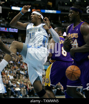 Denver Nuggets Carmelo Anthony nach vorn (L) hat die Kugel swatted Weg fahren hinter Los Angeles Lakers guard Kobe Bryant (C) und Kwame Brown (R) bei Pepsi Center in Denver, April 6, 2006. Denver besiegte Los Angeles 110-108 in den überstunden. (UPI Foto/Gary C. Caskey) Stockfoto
