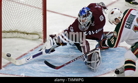 Minnesota Wild rechten Flügel Marian Gaborik(R) Kerben gegen Colorado Avalanche starten goalie Peter Budaj (L) in der ersten Periode bei Pepsi Center in Denver, April 9, 2006. Budaj war, zählte nach zweimal früh in der ersten Periode und durch neue Avalanche goalie Jose Theodore ersetzt wurde. (UPI Foto/Gary C. Caskey) Stockfoto