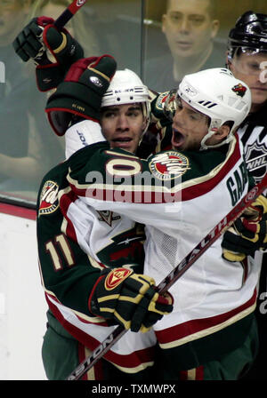 Minnesota Wild rechten Flügel Marian Gaborik (R) feiert seinen Hut Trick mit teamkollege Pascal Dupuis (L) gegen die Colorado Avalanche in der dritten Periode bei Pepsi Center in Denver, April 9, 2006. Minnesota Schlag Kolorado 5-2. (UPI Foto/Gary C. Caskey) Stockfoto