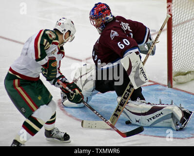 Minnesota Wild rechten Flügel Marian Gaborik (L) Kerben sein drittes Ziel des Spiels gegen Colorado Avalanche goalie Jose Theodore (R) in der dritten Periode bei Pepsi Center in Denver, April 9, 2006. Minnesota Schlag Kolorado 5-2. (UPI Foto/Gary C. Caskey) Stockfoto