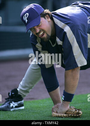 San Diego Padres catcher Mike Piazza erstreckt sich vor dem Spiel gegen die Colorado Rockies at Coors Field in Denver, 27. Juli 2006. (UPI Foto/Gary C. Caskey) Stockfoto