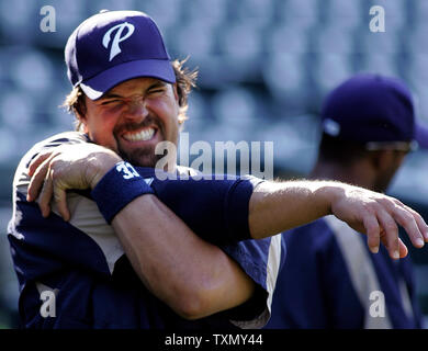 San Diego Padres catcher Mike Piazza erstreckt sich vor dem Spiel gegen die Colorado Rockies at Coors Field in Denver, 27. Juli 2006. (UPI Foto/Gary C. Caskey) Stockfoto