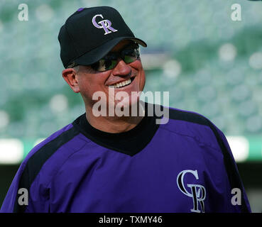 Colorado Rockies Manager Clint Hürde lacht beim Gespräch mit San Diego Padres Manager Bruce Bochy bei Coors Field in Denver, 27. Juli 2006. (UPI Foto/Gary C. Caskey) Stockfoto