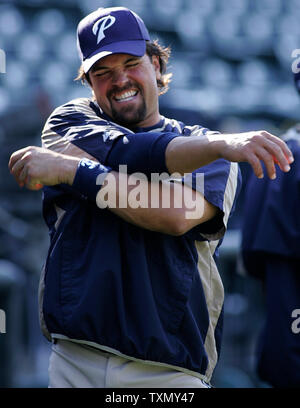 San Diego Padres catcher Mike Piazza Grimassen während der dehnübungen vor dem Spiel gegen die Colorado Rockies at Coors Field in Denver, 27. Juli 2006. (UPI Foto/Gary C. Caskey) Stockfoto