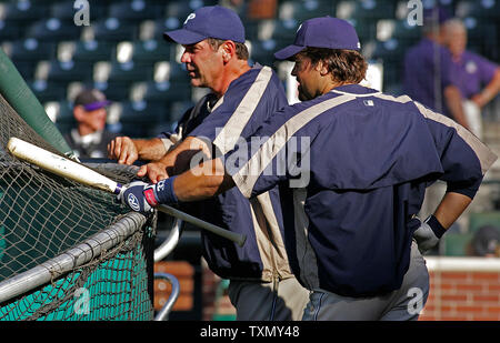 San Diego Padres Manager Bruce Bochy (L) und Catcher Mike Piazza (R) stehen hinter der Batting Cage gerade vor dem Spiel vor dem Spiel gegen die Colorado Rockies at Coors Field in Denver, 27. Juli 2006. (UPI Foto/Gary C. Caskey) Stockfoto