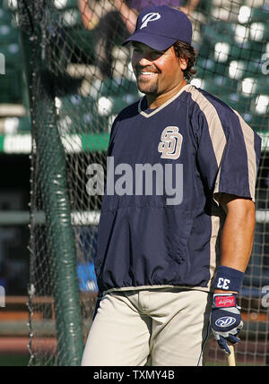 San Diego Padres catcher Mike Piazza erwartet seine Umdrehung in der Batting Cage vor dem Spiel gegen die Colorado Rockies at Coors Field in Denver, 27. Juli 2006. (UPI Foto/Gary C. Caskey) Stockfoto