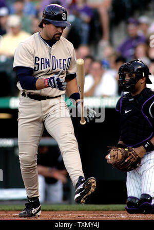 San Diego Padres Teig Mike Piazza (L) reagiert nach dem strking im ersten Inning gegen die Colorado Rockies at Coors Field in Denver, 27. Juli 2006. Rockies Fangfederblech Yorvit Torrealba (R) wartet die Kugel zurück in den Krug zu werfen. (UPI Foto/Gary C. Caskey) Stockfoto