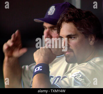 San Diego Padres Manager Bruce Bochy (L) und Catcher Mike Piazza sprechen vor dem Spiel gegen die Colorado Rockies at Coors Field in Denver, 27. Juli 2006 zu beginnen. (UPI Foto/Gary C. Caskey) Stockfoto