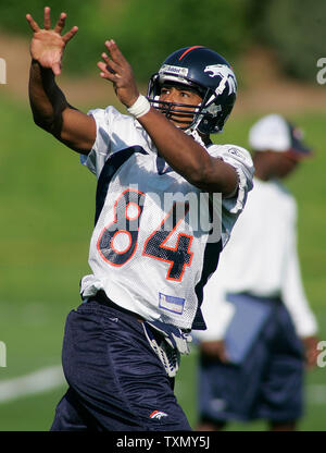 Denver Broncos wide receiver Javon für seinen ersten Pass während der ersten Training schaut Broncos Trainingslager in Englewood, Colorado, 28. Juli 2006. (UPI Foto/Gary C. Caskey) Stockfoto