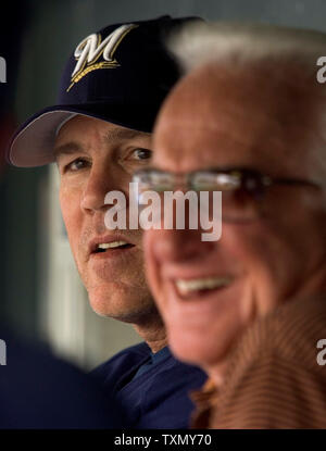 Milwaukee Brewers Manager Ned Yost (L) sieht als Brauer Radiosprecher Bob Uecker lacht im dugout vor dem Spiel gegen die Colorado Rockies at Coors Field in Denver, Colorado, 31. Juli 2006. Uecker feiert seine 51. Jahr in der Major League Baseball. (UPI Foto/Gary C. Caskey) Stockfoto