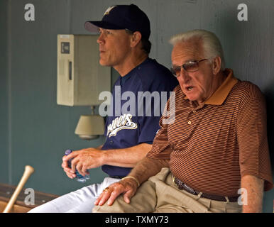 Milwaukee Brewers Manager Ned Yost (L) und Radiosprecher Bob Uecker (R) das Ende der Colorado Rockies schlagende Praxis watch at Coors Field in Denver, Colorado, 31. Juli 2006. (UPI Foto/Gary C. Caskey) Stockfoto