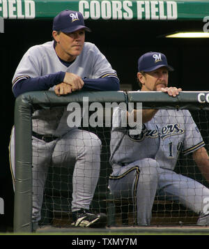 Milwaukee Brewers Manager Ned Yost (L) und Hall of Famer Robin Yount (R) sehen Sie Ihre Mannschaft gegen die Colorado Rockies im thirdd Inning in Coors Field in Denver, Colorado, 31. Juli 2006. (UPI Foto/Gary C. Caskey) Stockfoto