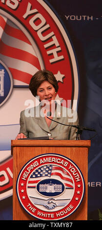 First Lady Laura Bush liefert die Ansprache am "Hilft Amerika Jugend" zweite regionale Konferenz an der Universität von Denver Newman Center in Denver, Colorado, 4. August 2006. (UPI Foto/Gary C. Caskey) Stockfoto