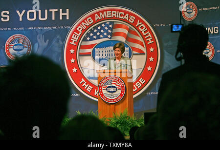 First Lady Laura Bush ihre Ansprache an die "hilft Amerika Jugend" zweite regionale Konferenz an der Universität von Denver Newman Center in Denver, Colorado, 4. August 2006. (UPI Foto/Gary C. Caskey) Stockfoto