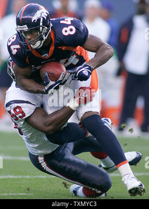 Denver Broncos wide receiver Javon (R) nach einem Pass Rezeption in der ersten Hälfte bei Invesco Field in Denver, 27. August 2006 angegangen wird von Houston Texans linebacker DeMeco Ryans (L). (UPI Foto/Gary C. Caskey) Stockfoto